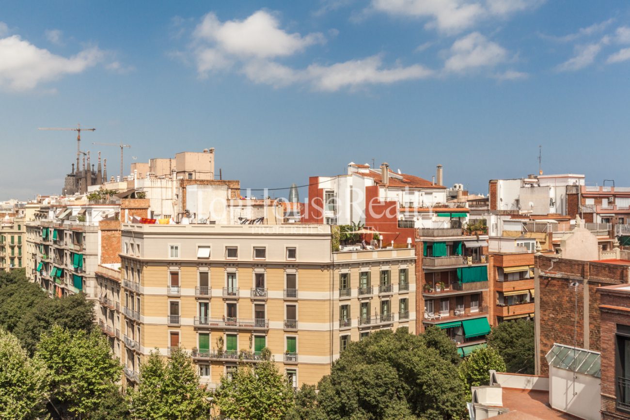 Spectacular and unique attic flat in Eixample Dret