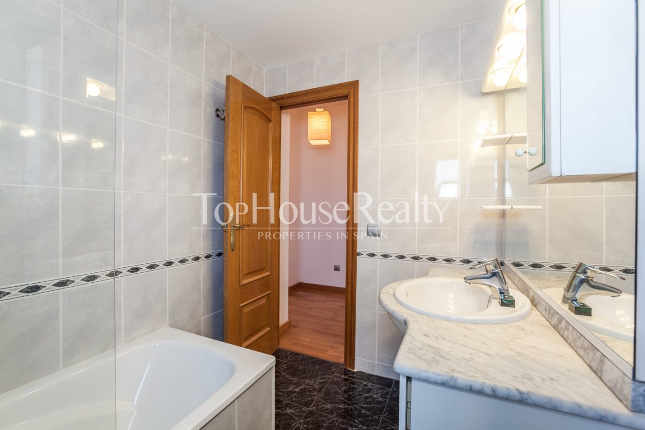 Spectacular and unique attic flat in Eixample Dret