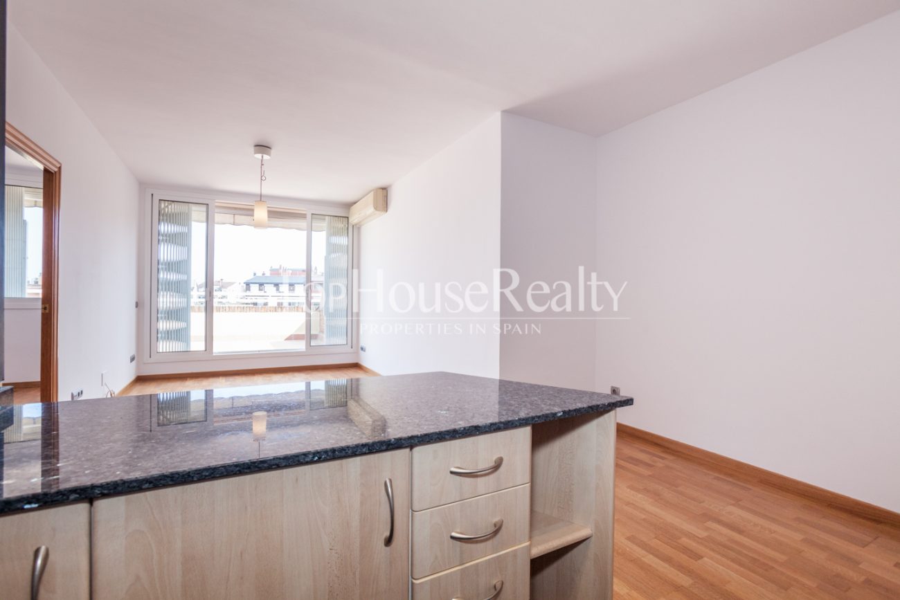 Spectacular and unique attic flat in Eixample Dret