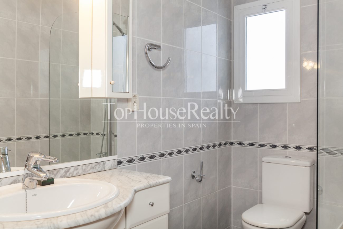 Spectacular and unique attic flat in Eixample Dret