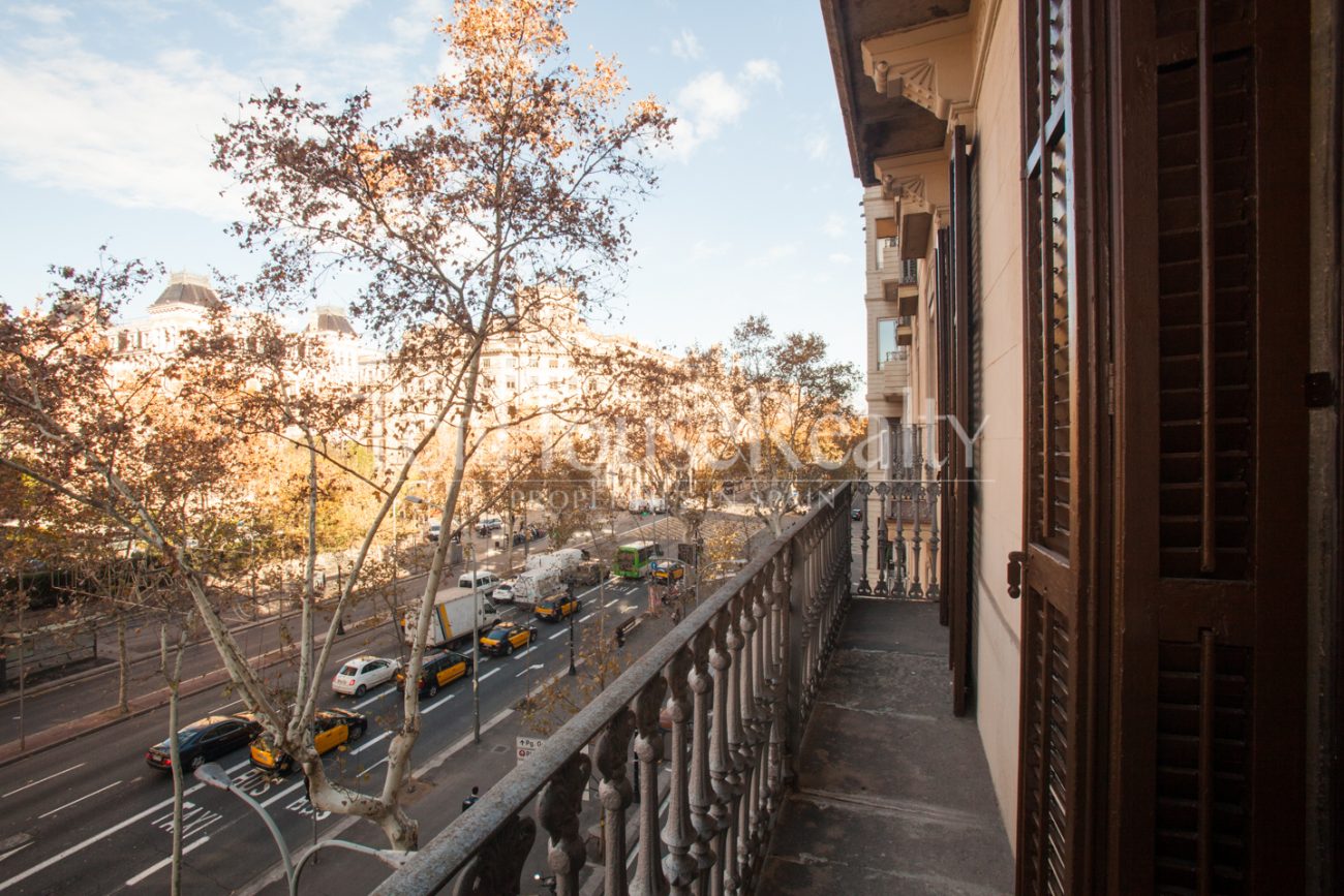 Stately flat on Gran Via