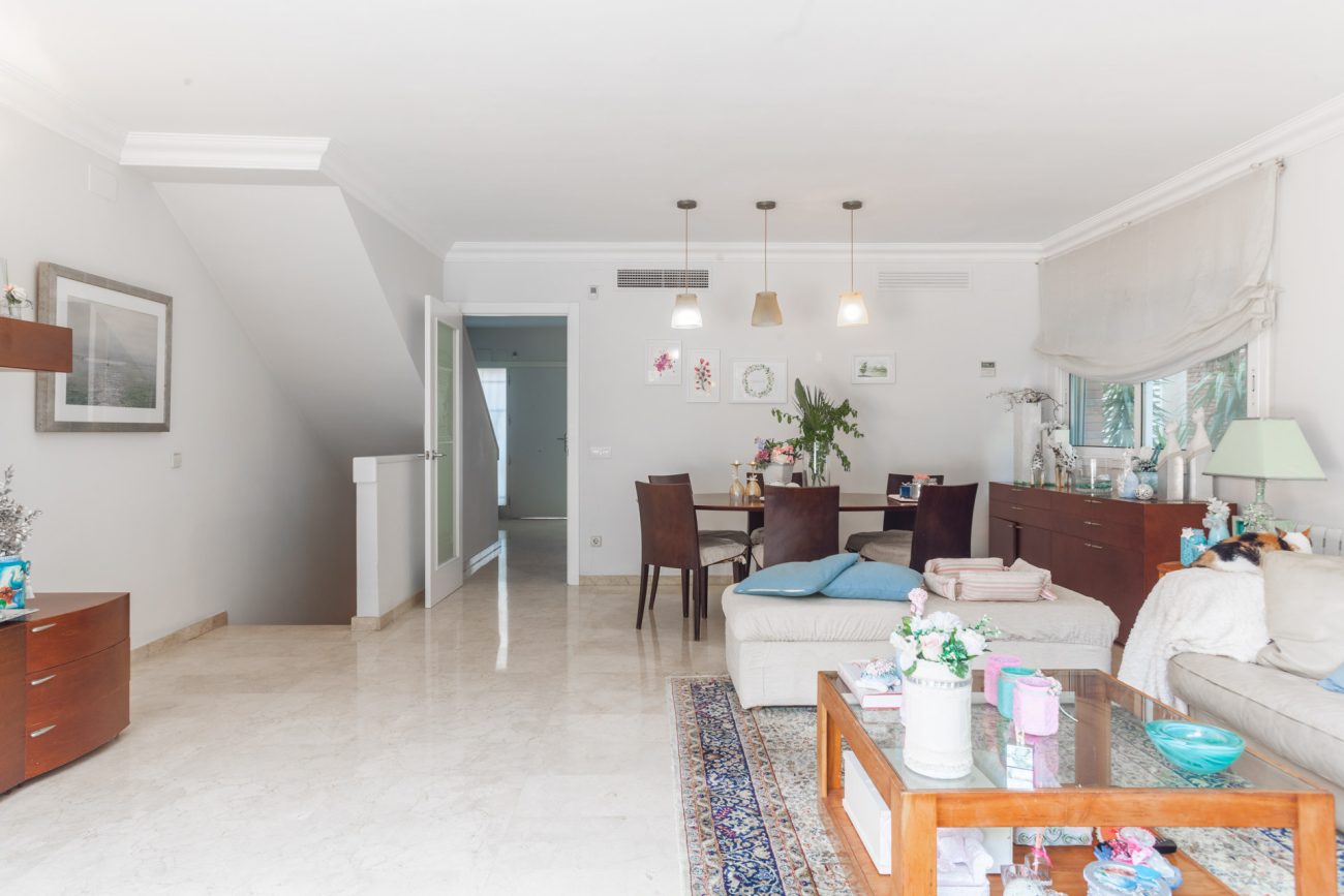 Corner townhouse in Gavá Mar