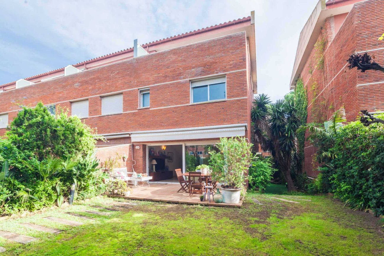 Corner townhouse in Gavá Mar