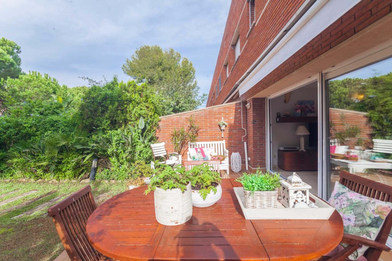 Corner townhouse in Gavá Mar