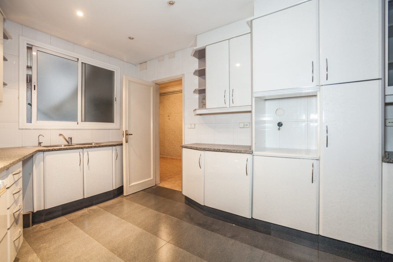 Flat to be restored for sale, great investment opportunity