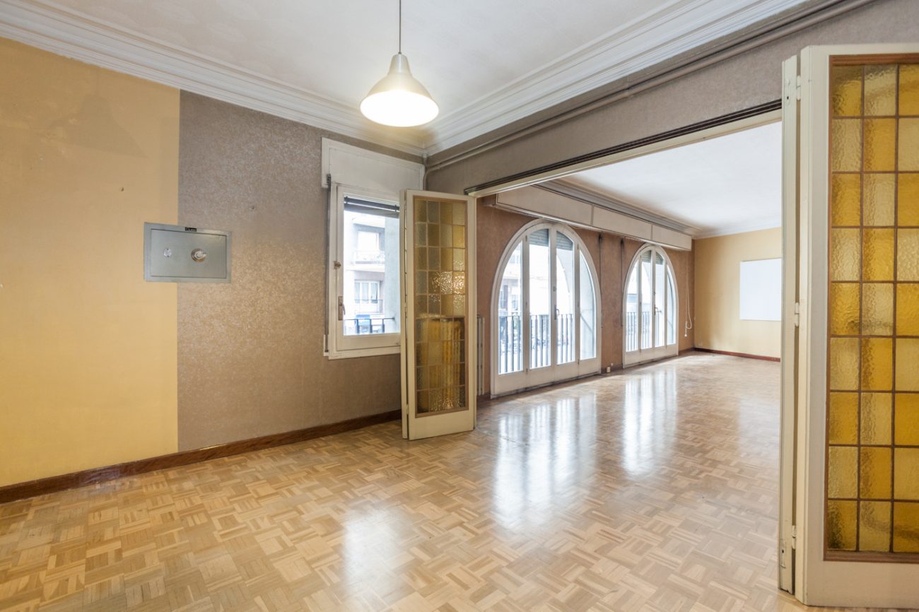 Flat to be restored for sale, great investment opportunity