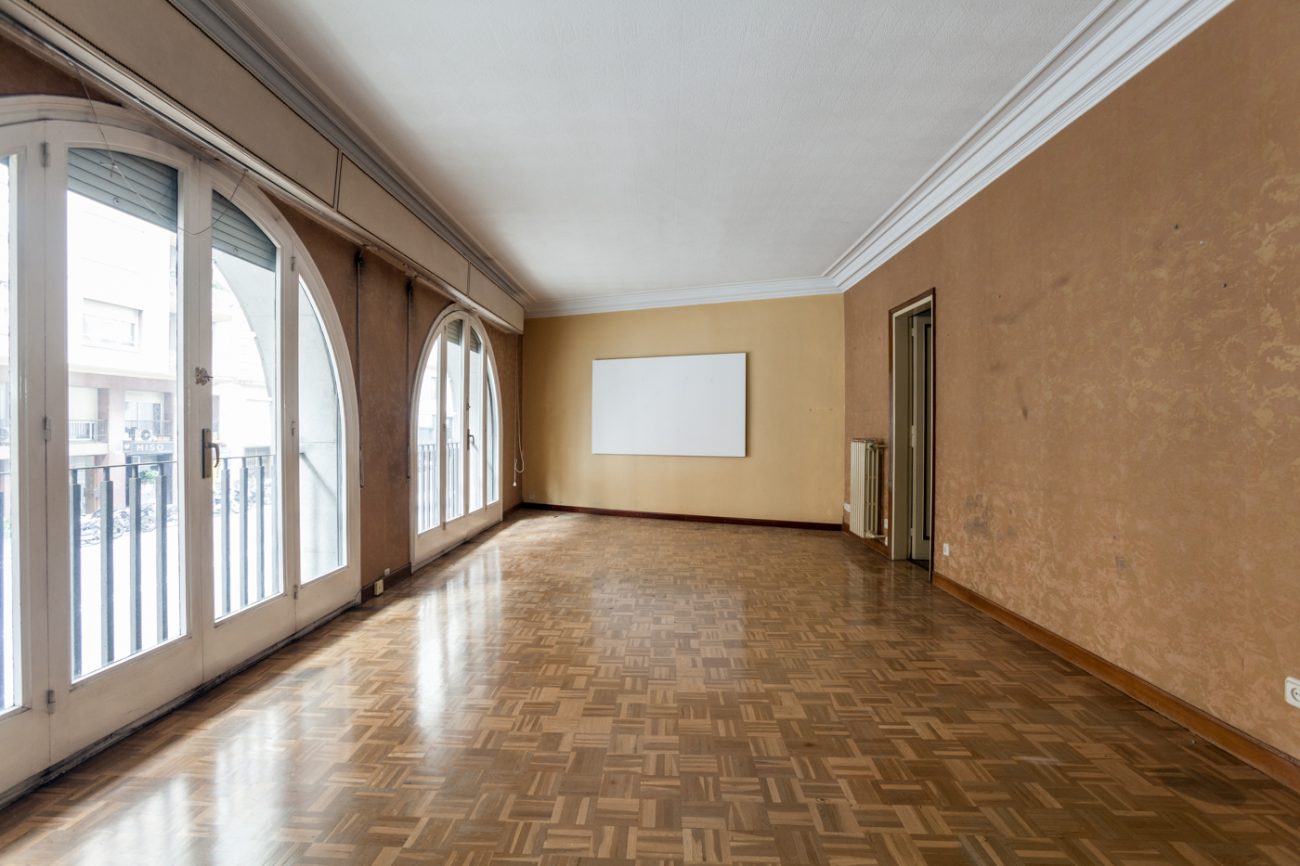 Flat to be restored for sale, great investment opportunity