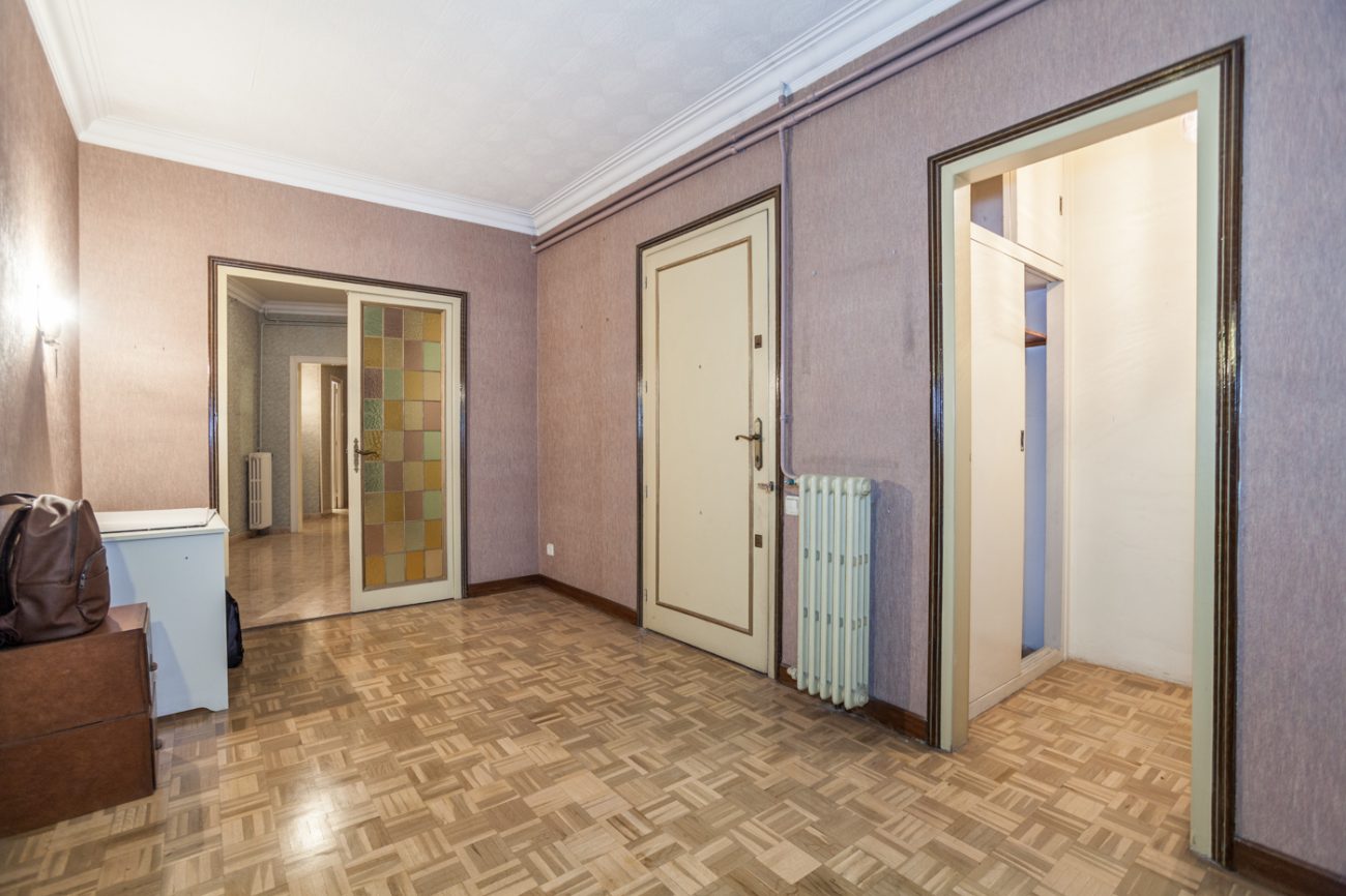Flat to be restored for sale, great investment opportunity