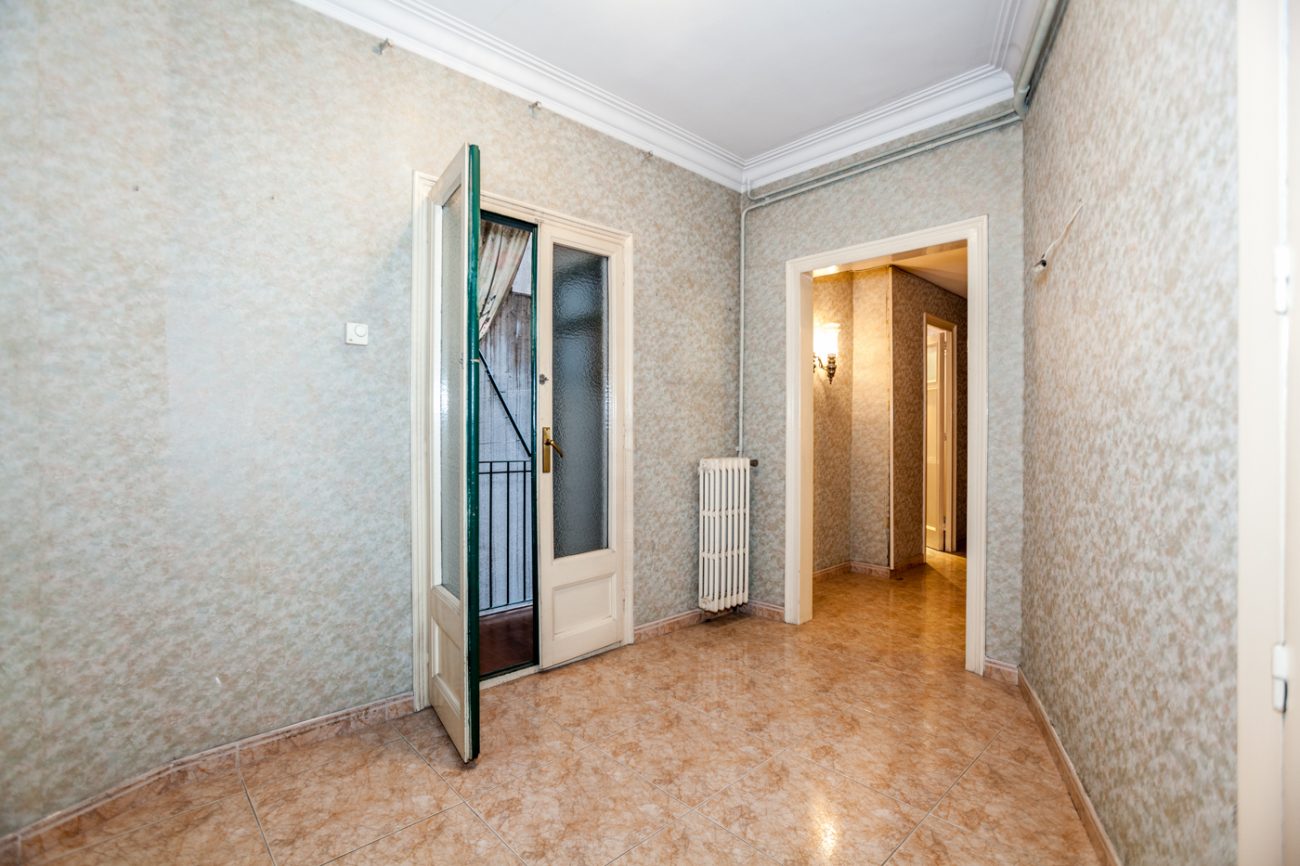 Flat to be restored for sale, great investment opportunity