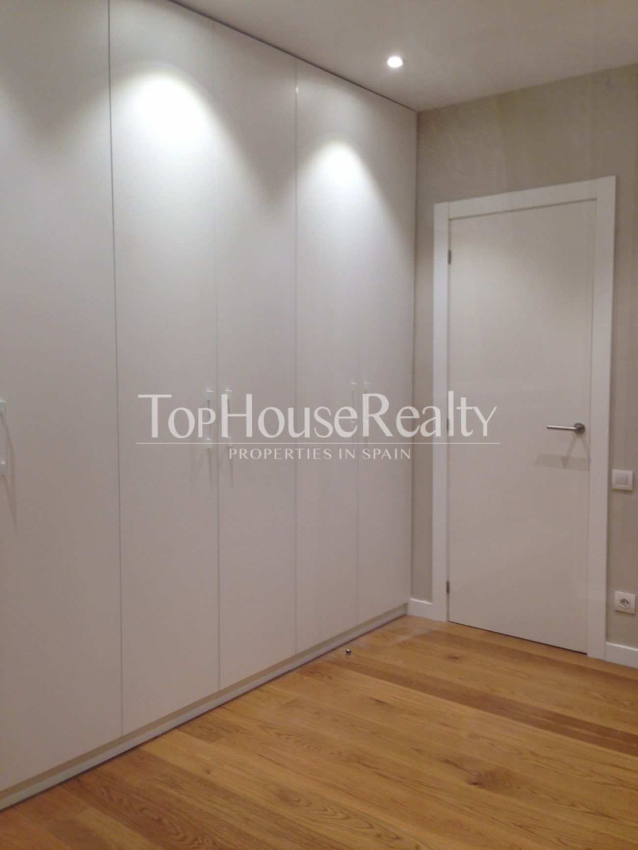 Exclusive renovated designer flat