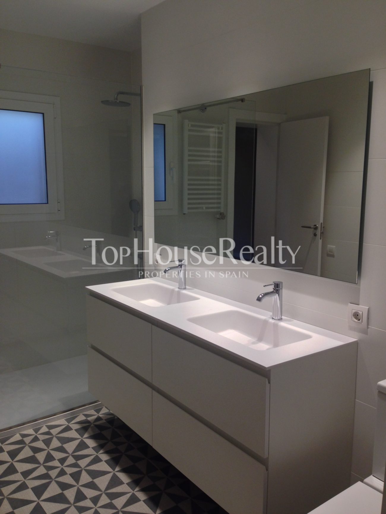 Exclusive renovated designer flat