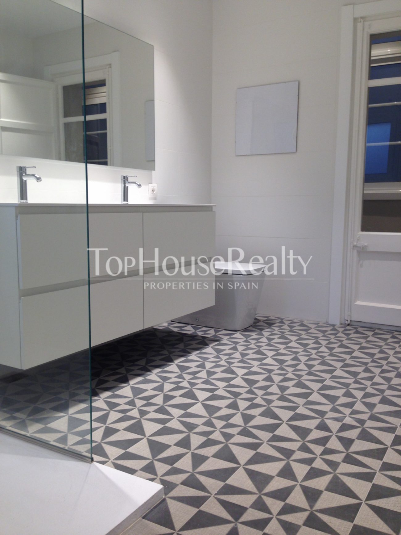 Exclusive renovated designer flat