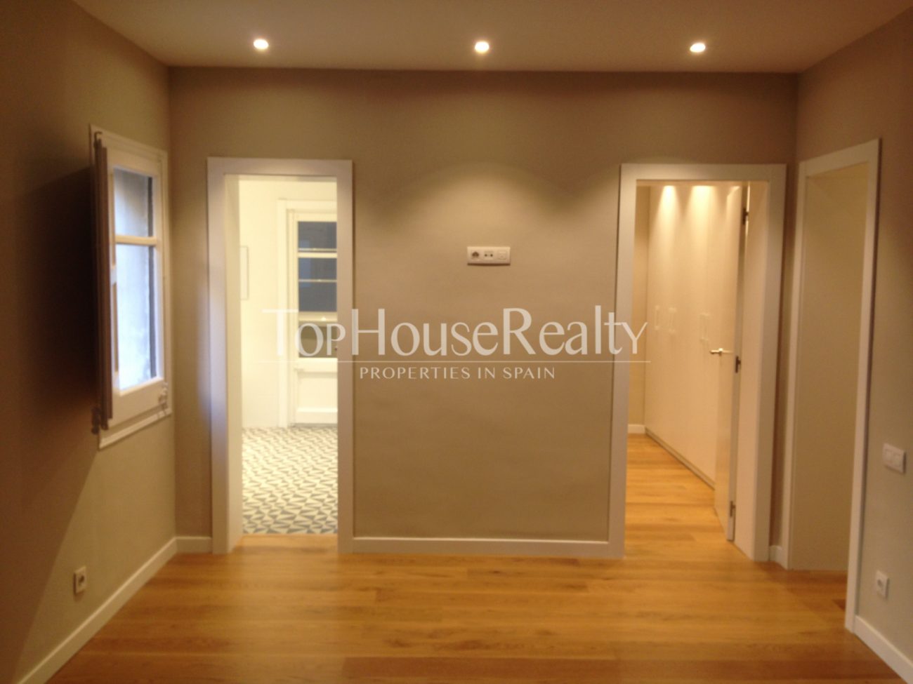 Exclusive renovated designer flat