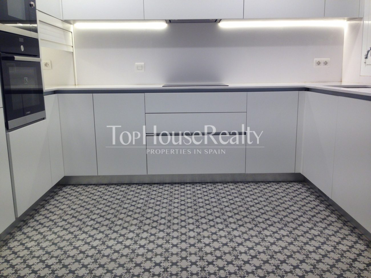 Exclusive renovated designer flat