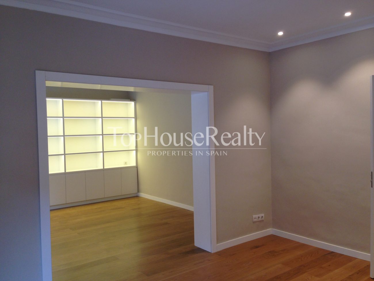 Exclusive renovated designer flat