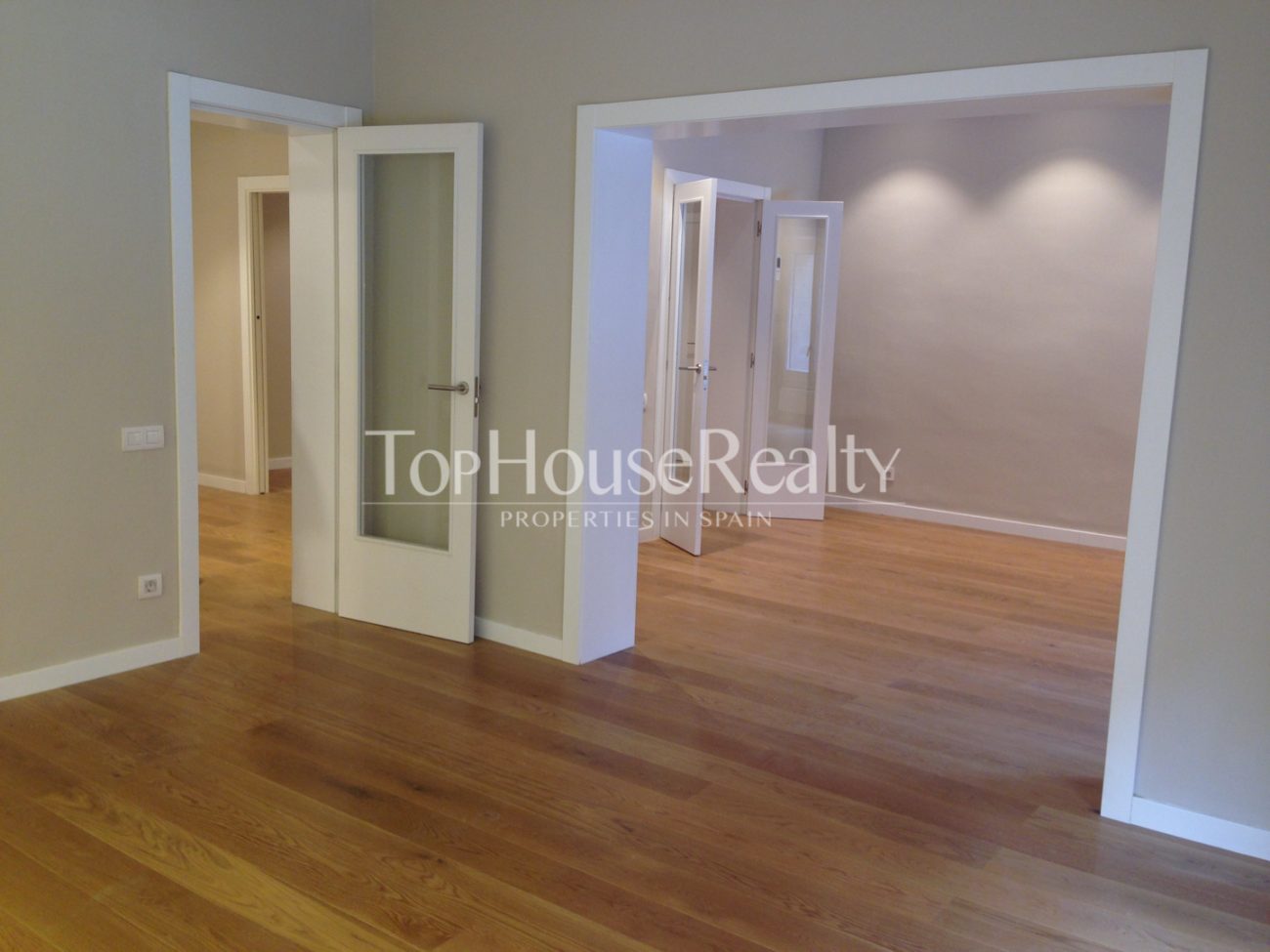 Exclusive renovated designer flat