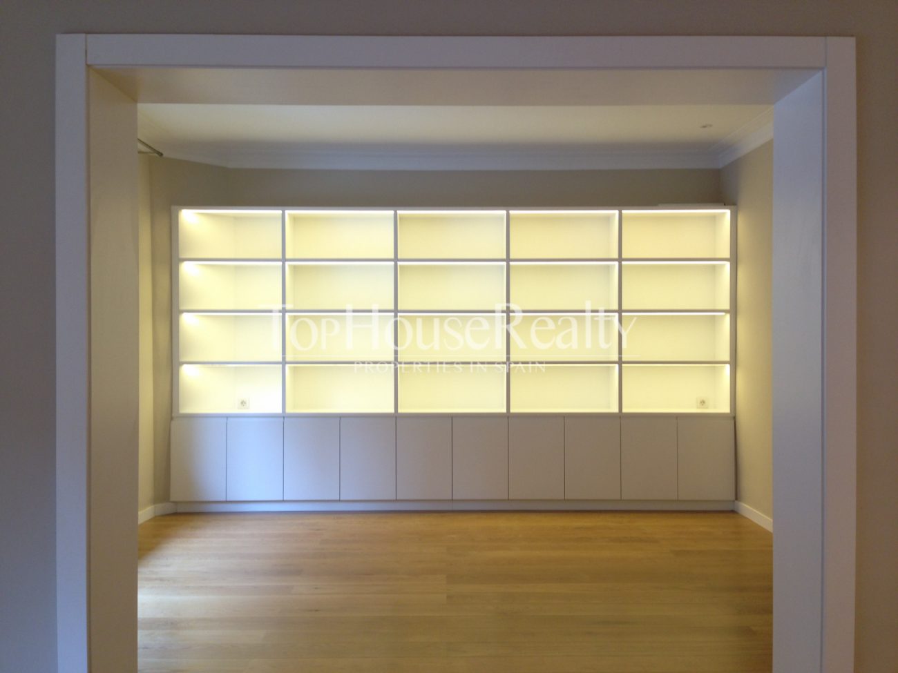 Exclusive renovated designer flat