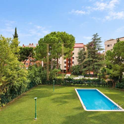 Apartment with terrace and pool in Pedralbes