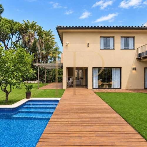 Detached villa with pool near Gavà Mar beach
