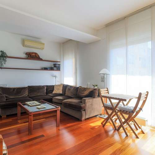 Apartment for sale on Enric Granados, Barcelona — bright, renovated and prime location
