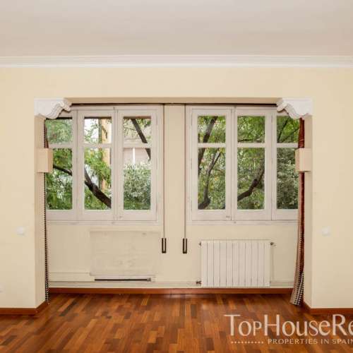 Spacious apartment in a classic style in the Eixample district