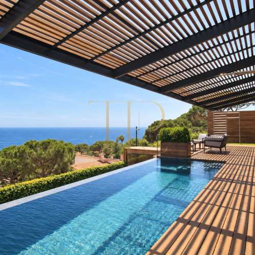 Villa for sale in Lloret de Mar with views of Cala Canyelles