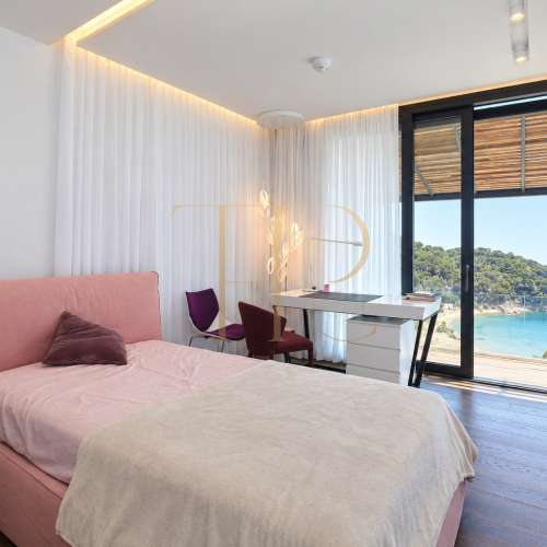 Villa for sale in Lloret de Mar with views of Cala Canyelles