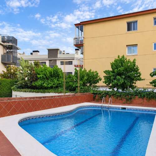 Let: renovated apartment with pool near Castelldefels beach