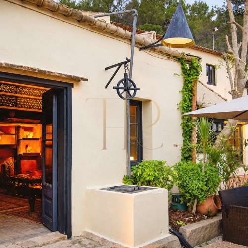 Historic farmhouse with boutique hotel and restaurant in Garraf