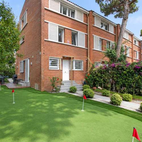 Corner townhouse with garden and communal pool in Gavà Mar