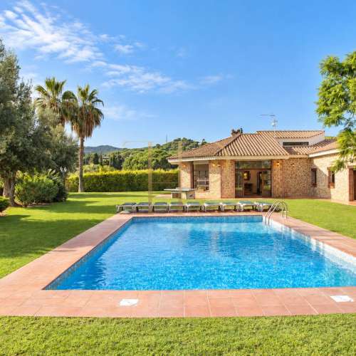 Villa for sale and rent in Llavaneres with pool