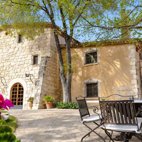 Stone country house with pool in Penedès — sold