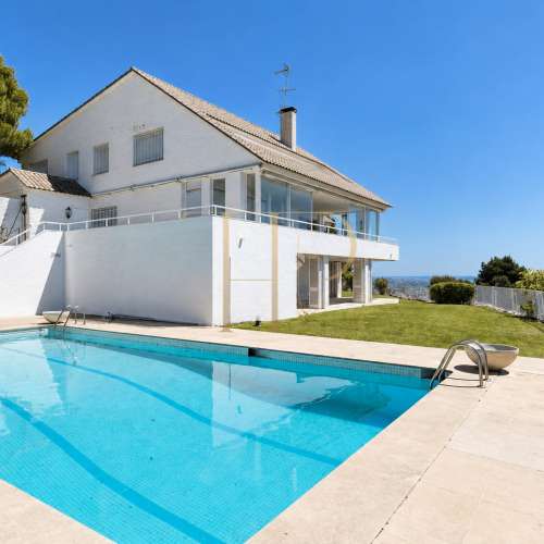 Sea-view villa to rent in Castelldefels