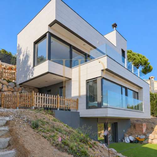 Contemporary house with sea views and pool in Alella — sold