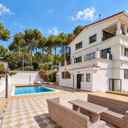 House for sale and rent with pool in Castelldefels