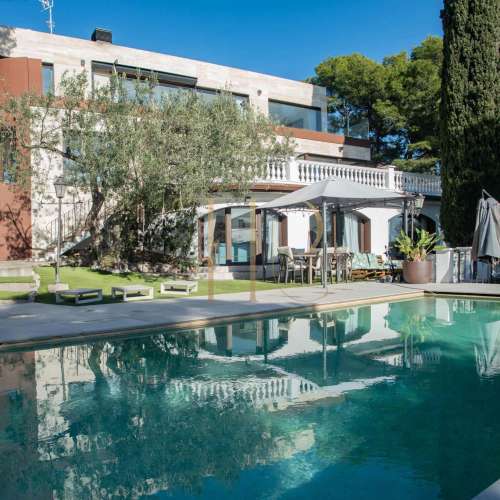 Renovated villa with sea views and pool in Castelldefels