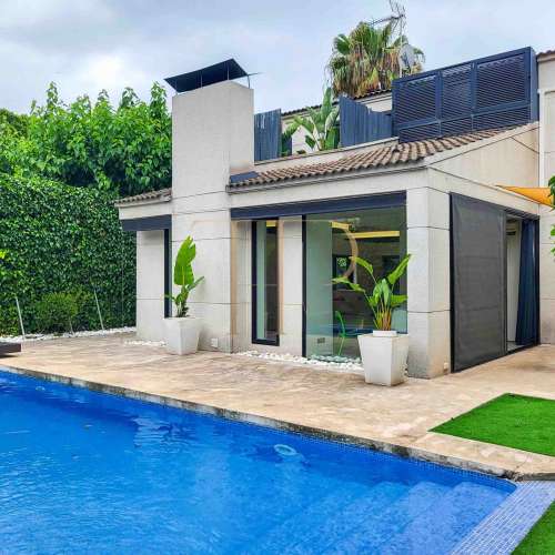 Villa with pool and garden near the beach in Castelldefels