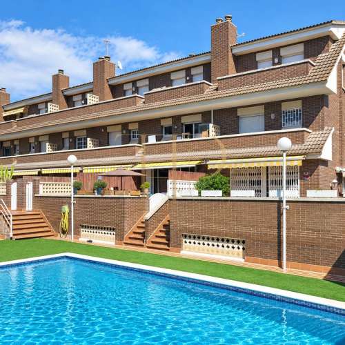 Townhouse with communal pool in La Pineda, Castelldefels