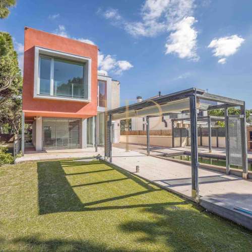Villa with garden and pool near the sea in Gavà Mar