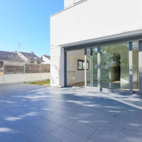 Corner townhouse let in Sitges