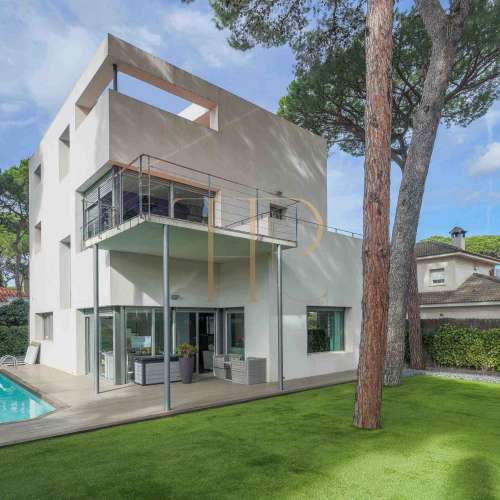 Villa with pool sold in La Pineda, Castelldefels