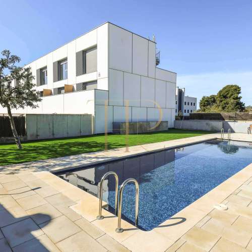 Sold townhouse in El Vinyet, Sitges, with a garden