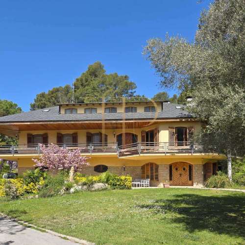 Sold villa in Begues with a large garden and pool