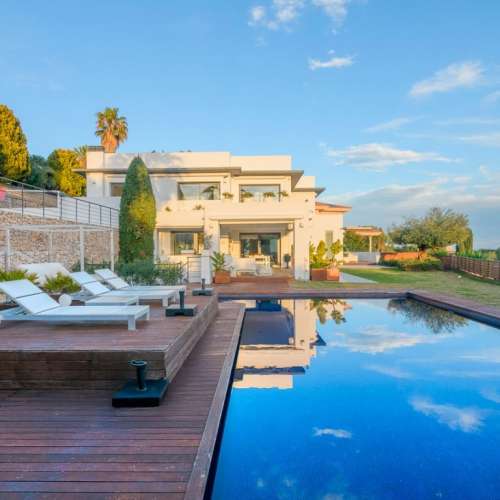 Luxury villa for sale in Sitges facing the golf course: exclusive mansion with private spa and large plot