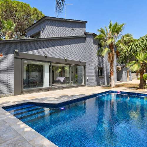 Renovated house with pool for rent in La Pineda, Castelldefels
