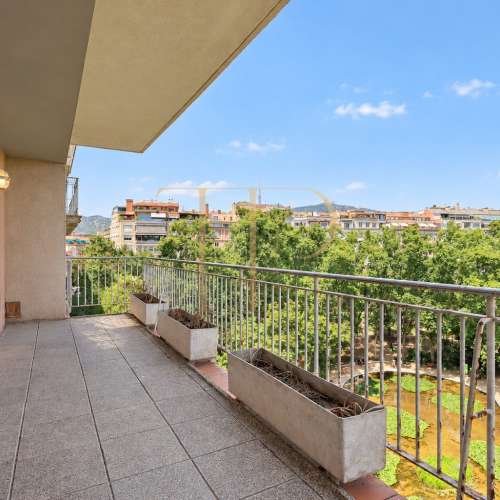 Period apartment to renovate beside Turó Park, Barcelona