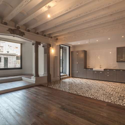 Incredible refurbished apartment in royal building in the heart of Eixample