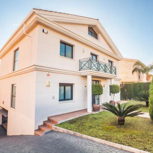 Big house with excellent finishes in Premia de Dalt