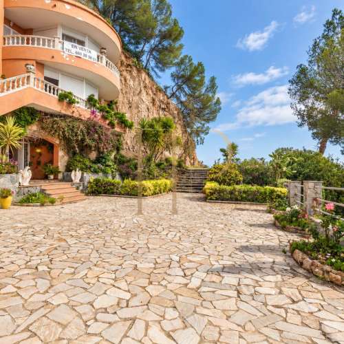 Seafront villa for sale in Cala Montgoda, Lloret de Mar