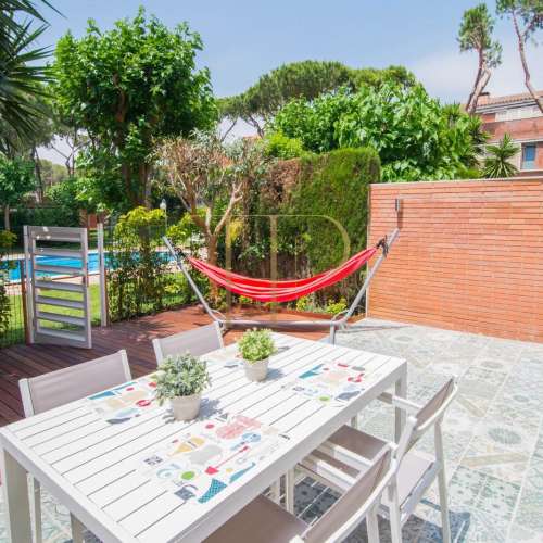 Renovated townhouse with terraces and shared pool in Gavà Mar